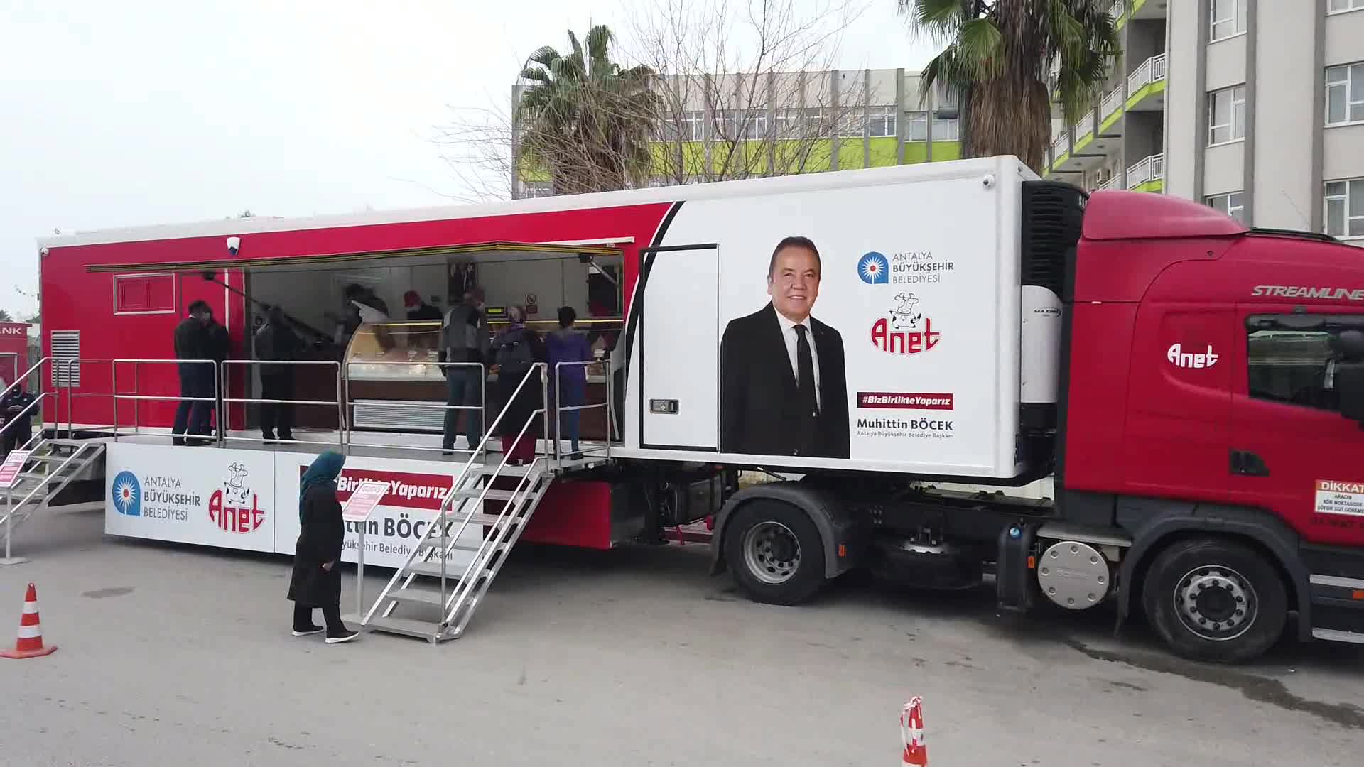 ANTALYA BÜYÜKŞEHİR'İN MOBİL HALK ET SATIŞ MAĞAZASI, KEMER'DE HİZMETE BAŞLADI