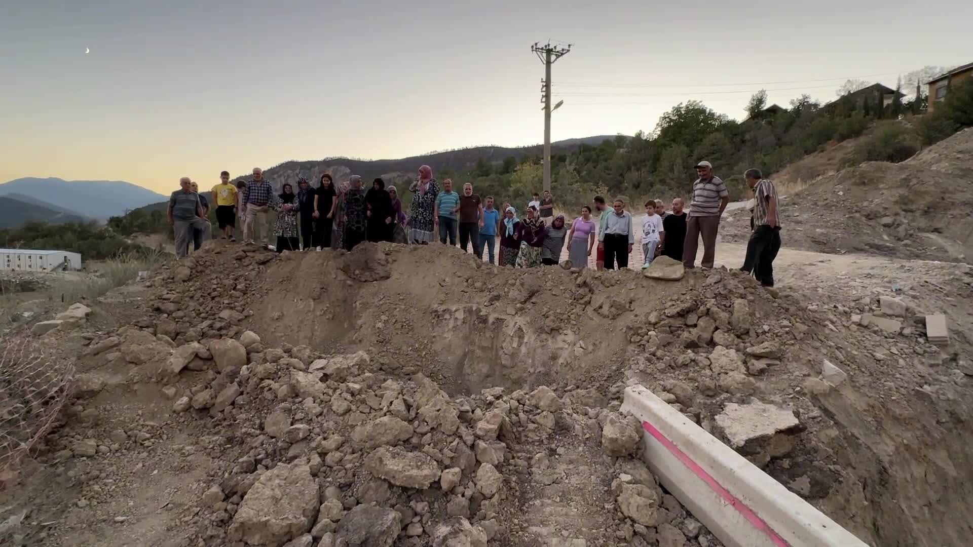 Karabük'te TOKİ konutlarının yapımı nedeniyle yolu kapanan bölge halkından tepki