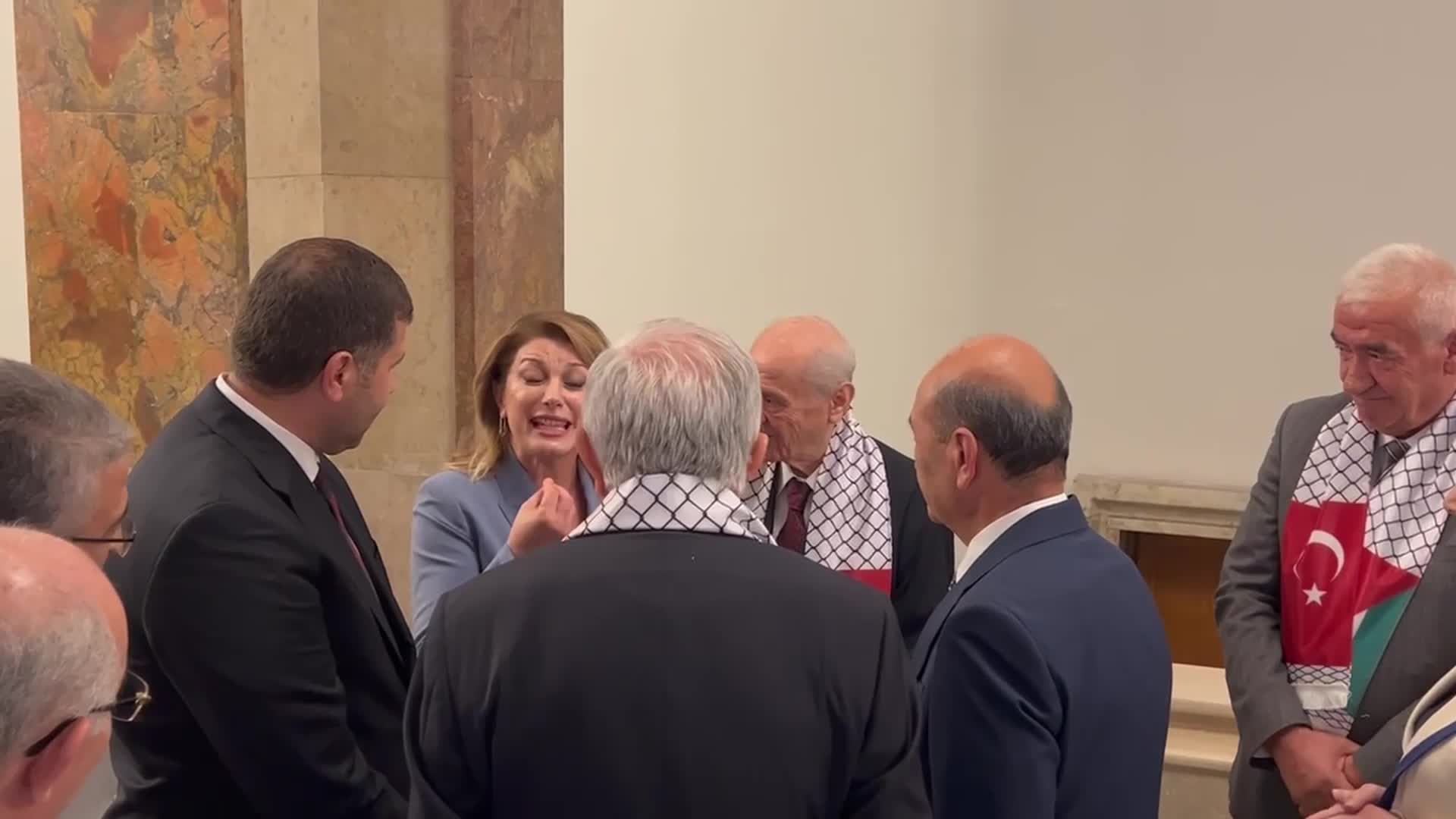 TBMM Genel Kurulu’nun Gazze için olağanüstü toplantısı… Vekiller kuliste Bahçeli ile fotoğraf çektirmek için sıraya girdi