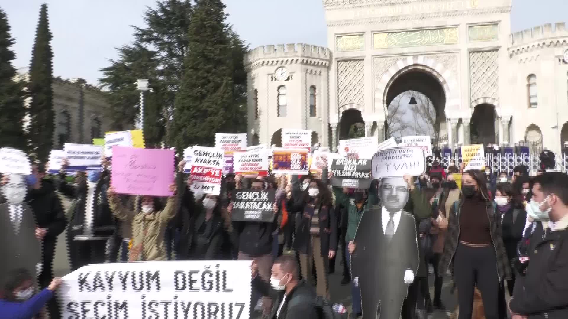 İÜ ÖĞRENCİLERİNDEN BOĞAZİÇİLİLERE DESTEK: KAYYUM DEĞİL SEÇİM İSTİYORUZ