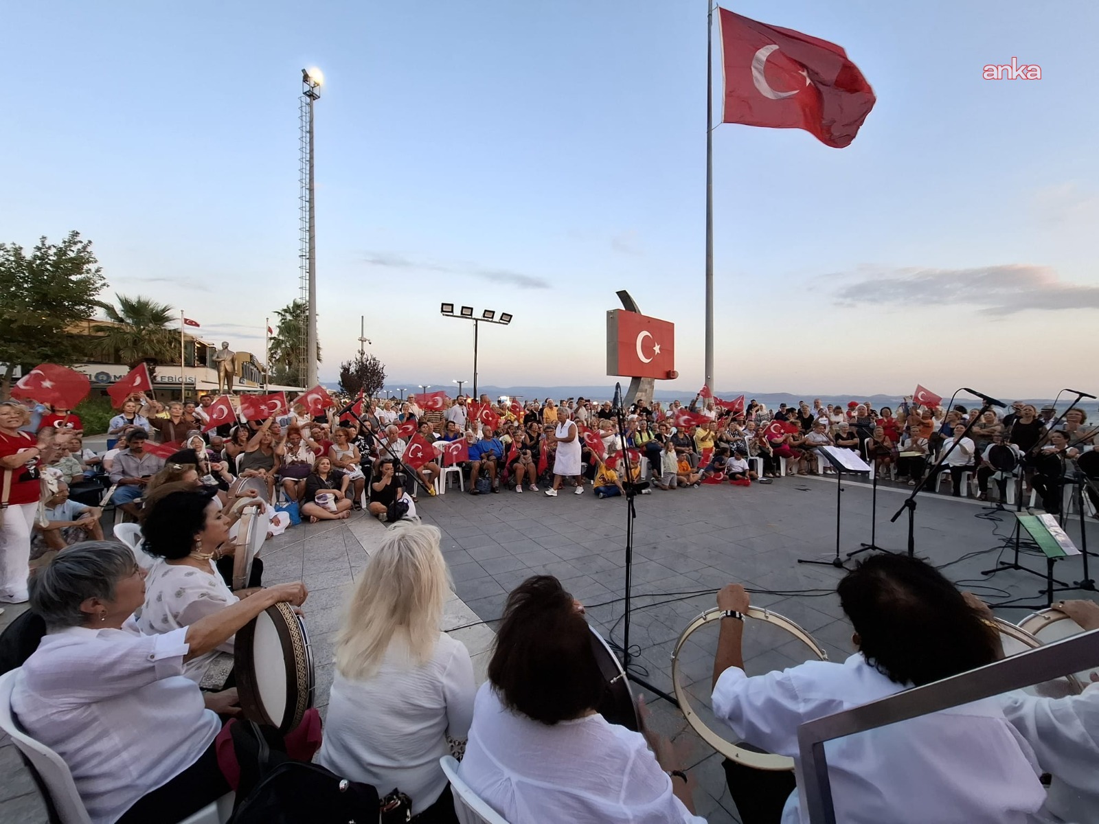 Anadolu Kadın Hareketi Derneği, 30 Ağustos’u Edremit’te kutladı: "Atatürk’ü unutturmayacağız"