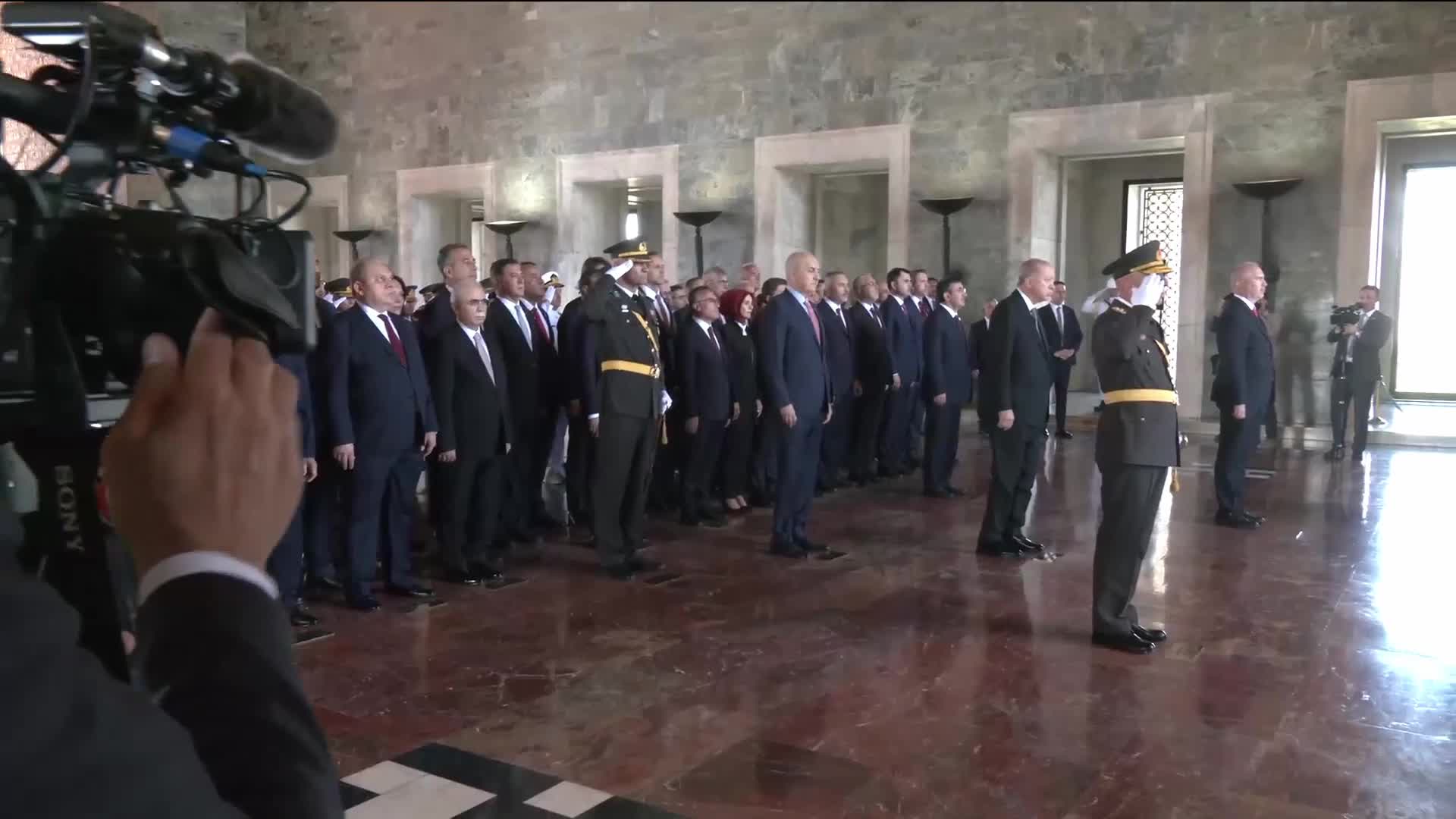 Anıtkabir'de ''Recep Tayyip Erdoğan'' sloganlarına tepki... CHP'li Umut Akdoğan: "Burası Anıtkabir, burada slogan yok"