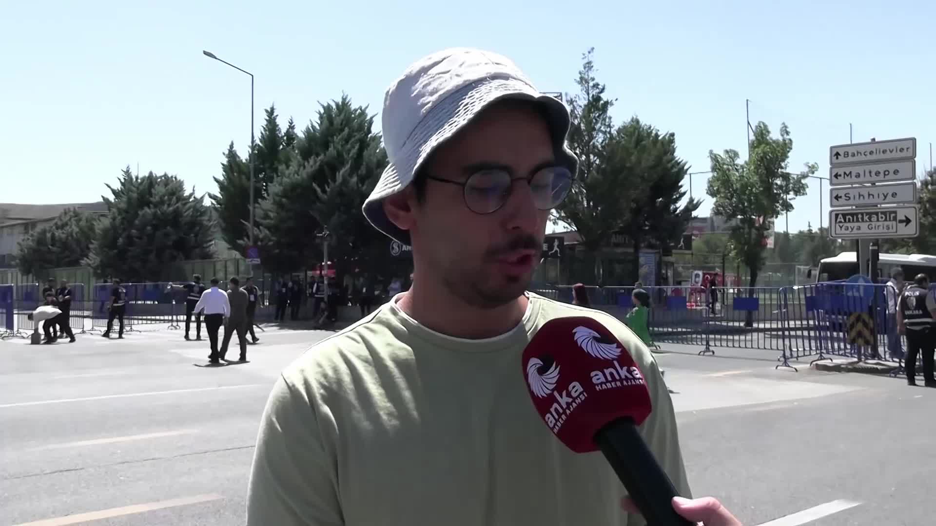 30 Ağustos Zafer Bayramı'nda vatandaşlar Anıtkabir'e akın etti: "Onun yanına gelince 'ne bıraktı ne hale getirdik' diye düşünüyoruz"