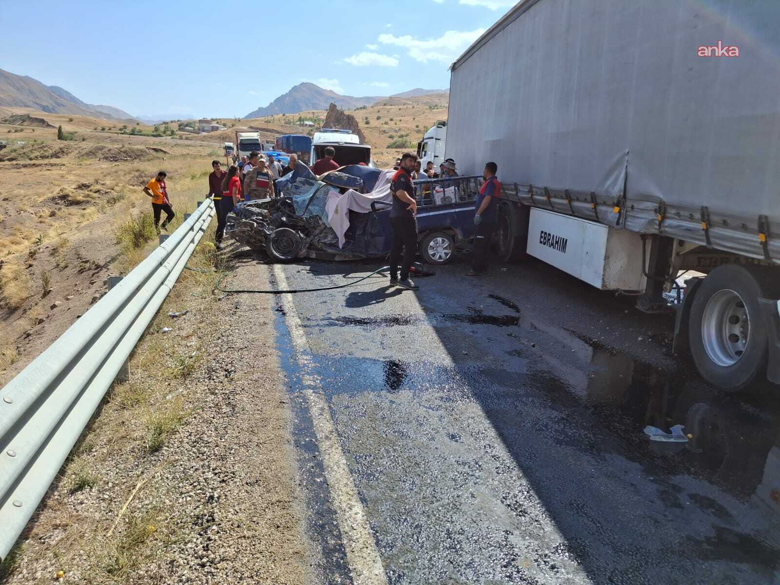 Hakkari’de TIR ile hafif ticari araç çarpıştı: 4 ölü, 2 yaralı