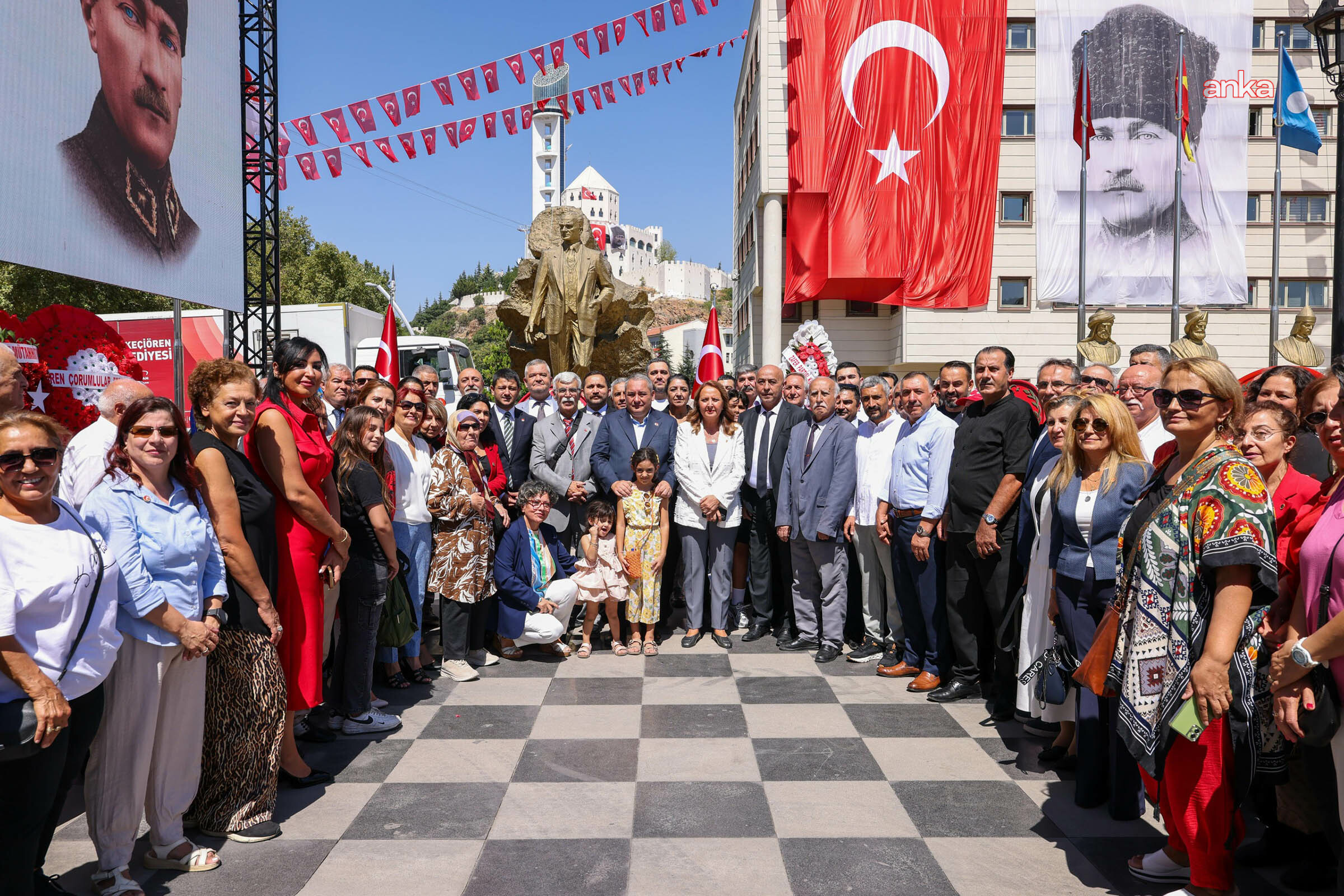 Keçiören'de Zafer Bayramı kutlamaları, çelenk sunumu ile başladı