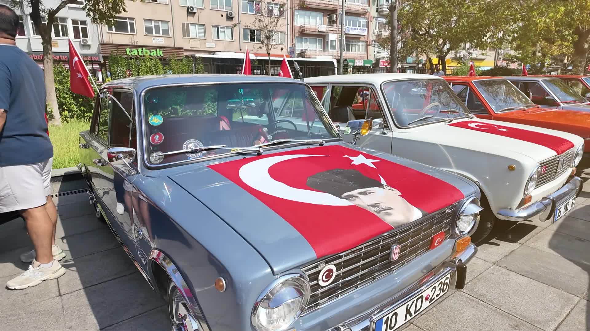 Kadıköy sokaklarında Zafer Bayramı coşkusu: Klasik otomobillerle Zafer Konvoyu düzenlendi