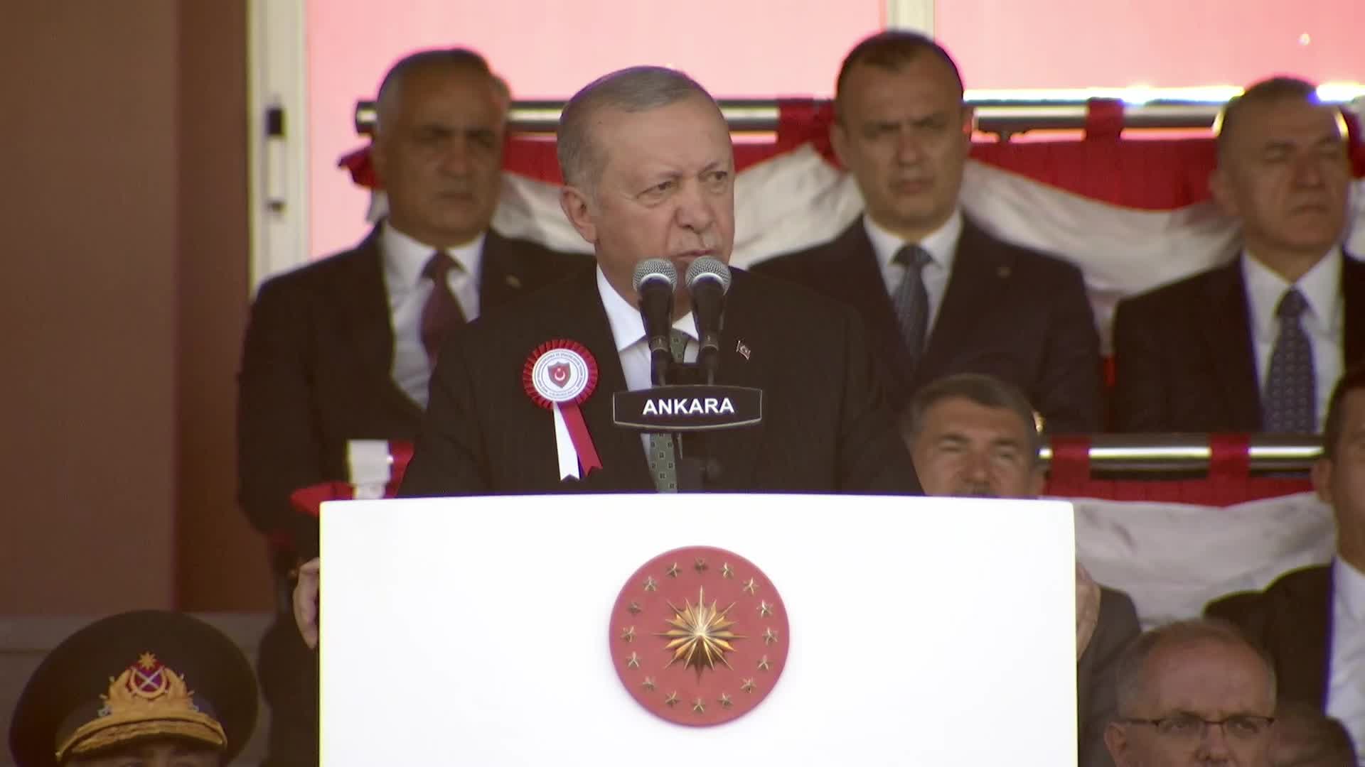 Erdoğan, MSÜ'den mezun olan teğmenlere hitap etti: "Sizin üzerinizden siyasi prim kazanmak isteyen simsarlar çıkabilir. Bunları asla dikkate almayın"