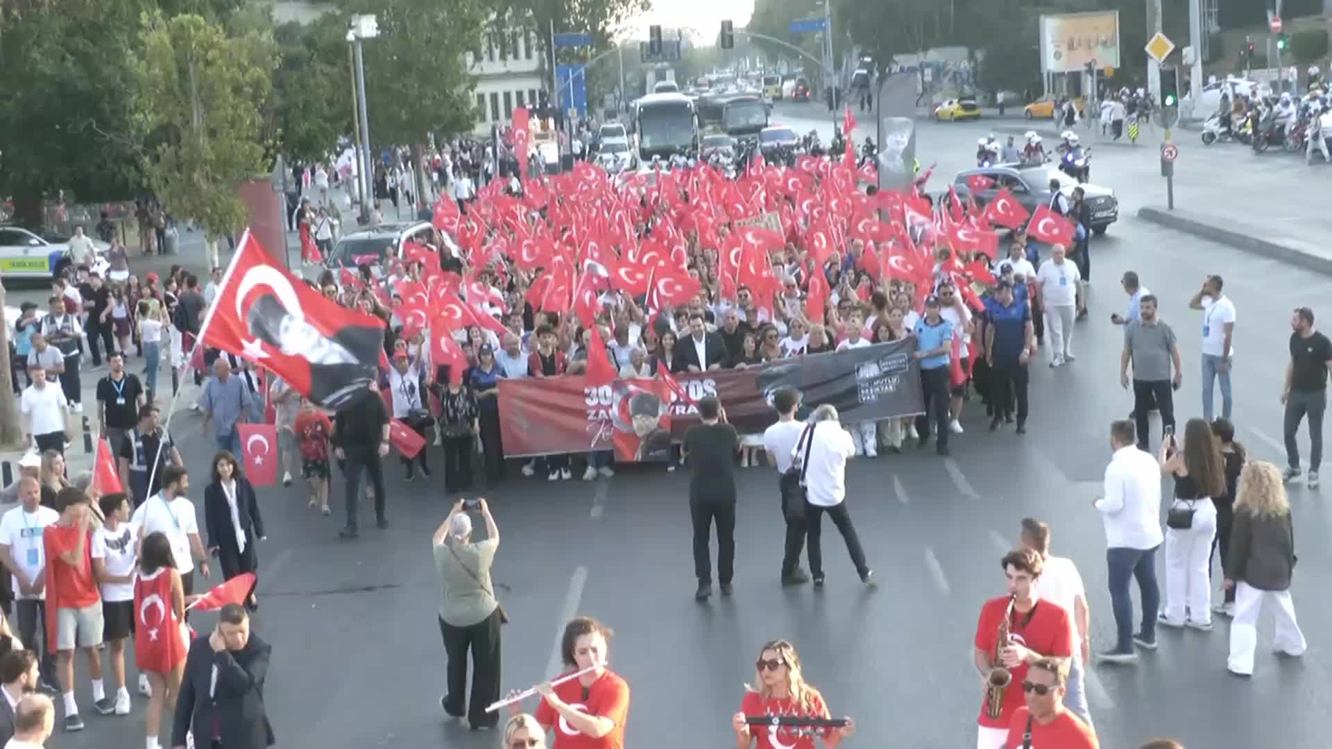 Beşiktaş’ta 30 Ağustos yürüyüşü: Marşlar ve “Mustafa Kemal’in askerleriyiz” sloganlarıyla coşkulu kutlama