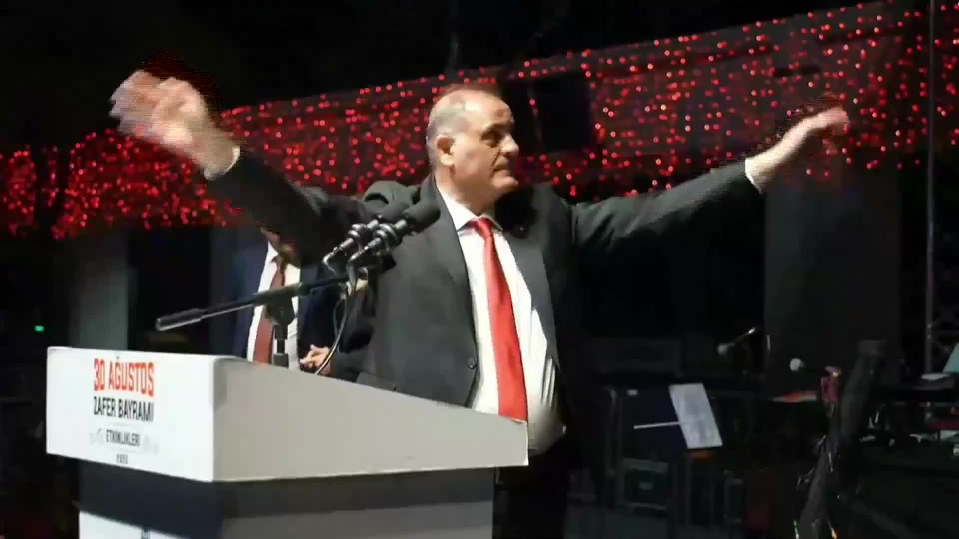 Bakırköy'de 30 Ağustos coşkusu... Aslan: Haksız yere Silivri'de tutulan başkanımız Ekrem İmamoğlu gibi İstanbul'a sahip çıkmaya devam edeceğiz