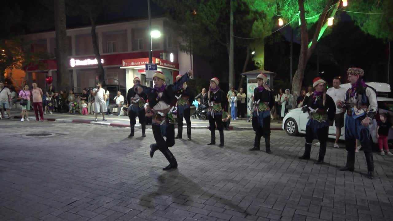 Soma'da 30 Ağustos Zafer Bayramı fener alayı ve konserle kutlandı