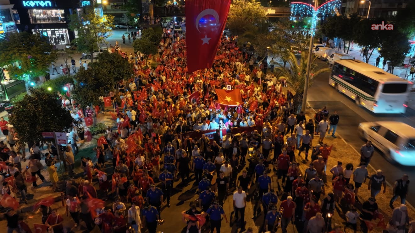 Zafer Bayramı coşkusu, Adana sokaklarını aydınlattı