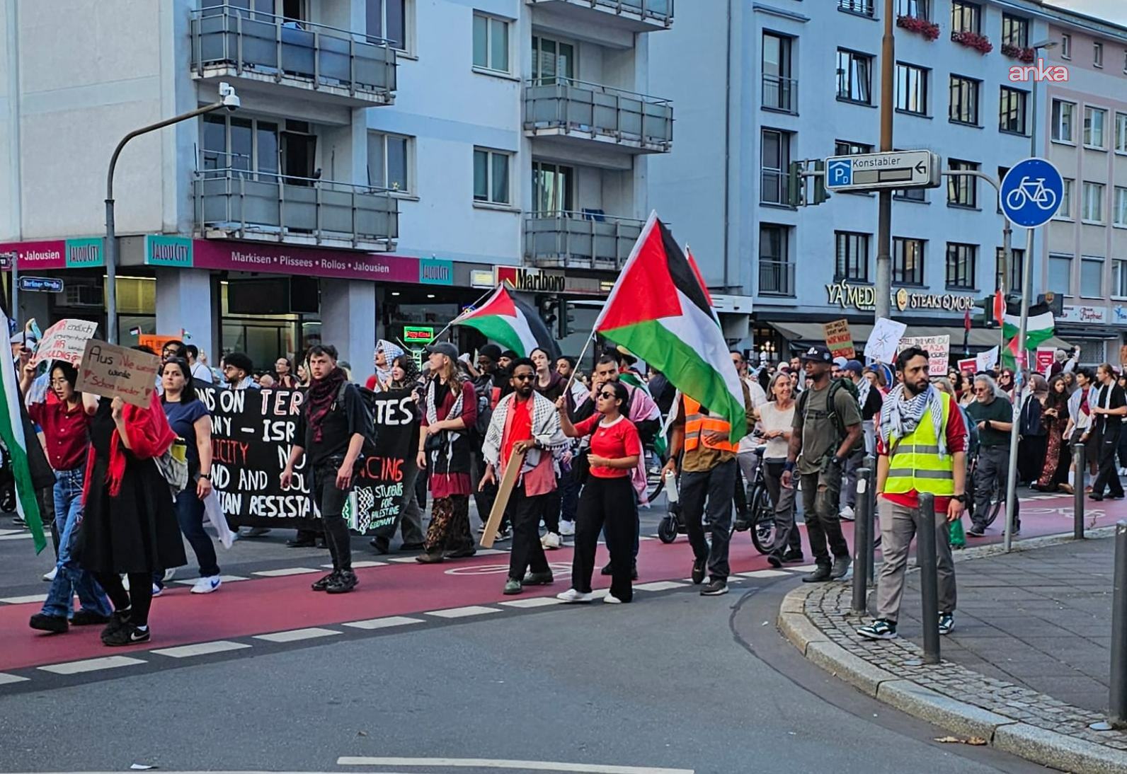 Frankfurt’ta 11 bin kişi “Gazze'de soykırımı durdurun” sloganıyla yürüdü