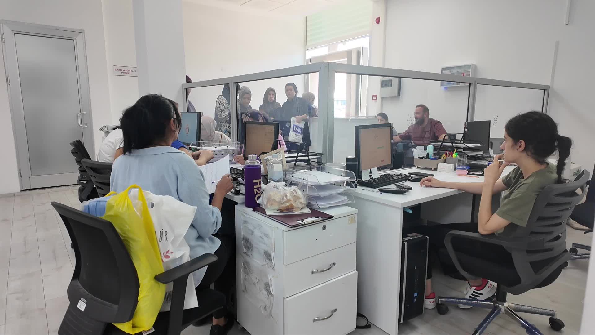 Bornova’da minik öğrencilere kırtasiye desteği