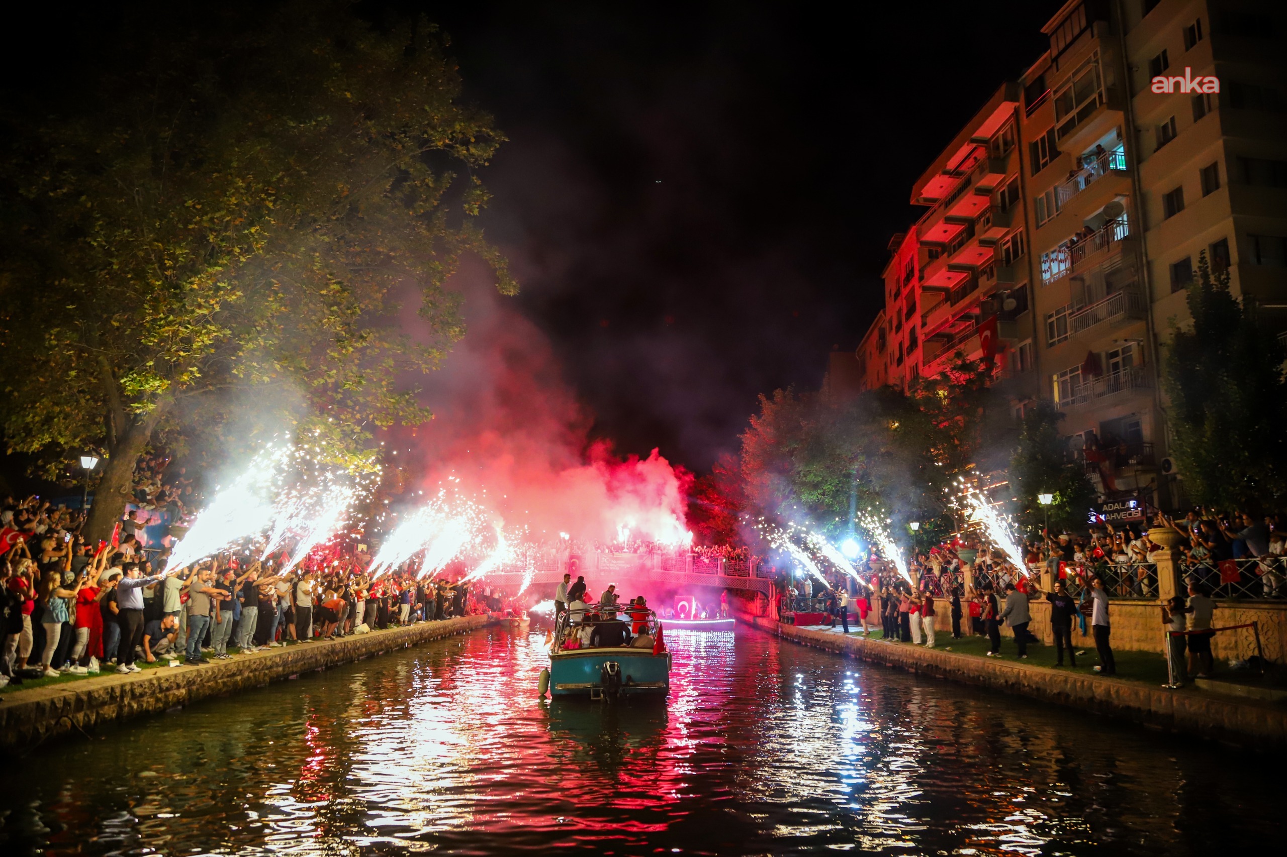 Eskişehir'de fener alayı geceyi aydınlattı