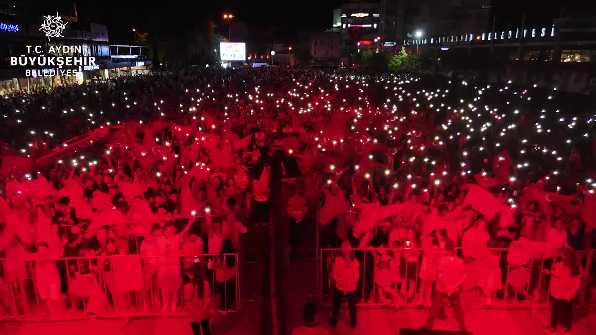 Aydınlılar, 30 Ağustos'u Hakan Altun konseriyle kutladı