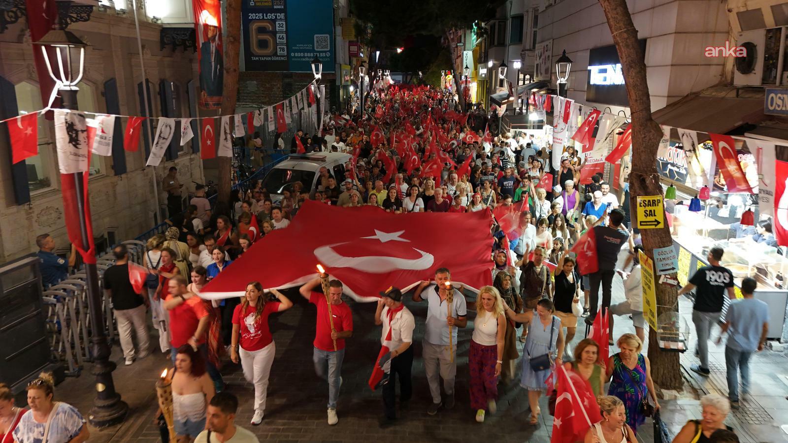 Binlerce vatandaş Fener Alayında buluştu: ‘Zafer’ coşkusu Karşıyaka’yı sardı