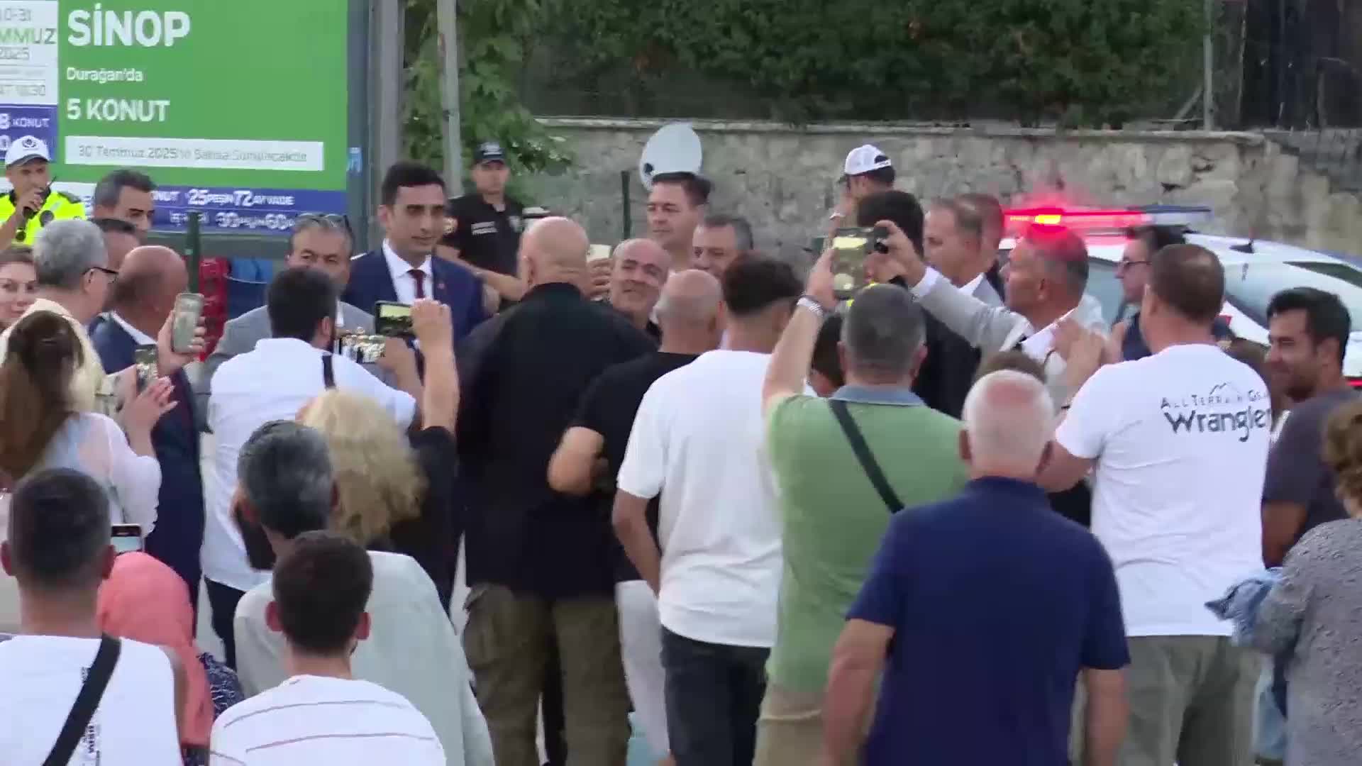 CHP Genel Başkanı Özel, partisinin Sinop'taki miting alanına balıkçı teknesi kullanarak geldi