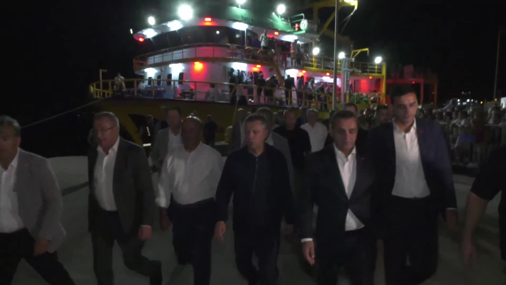 Özgür Özel, balıkçılarla "av sezonu"nu açtı: Ekmeğini denizden çıkaran emekçilere selam olsun