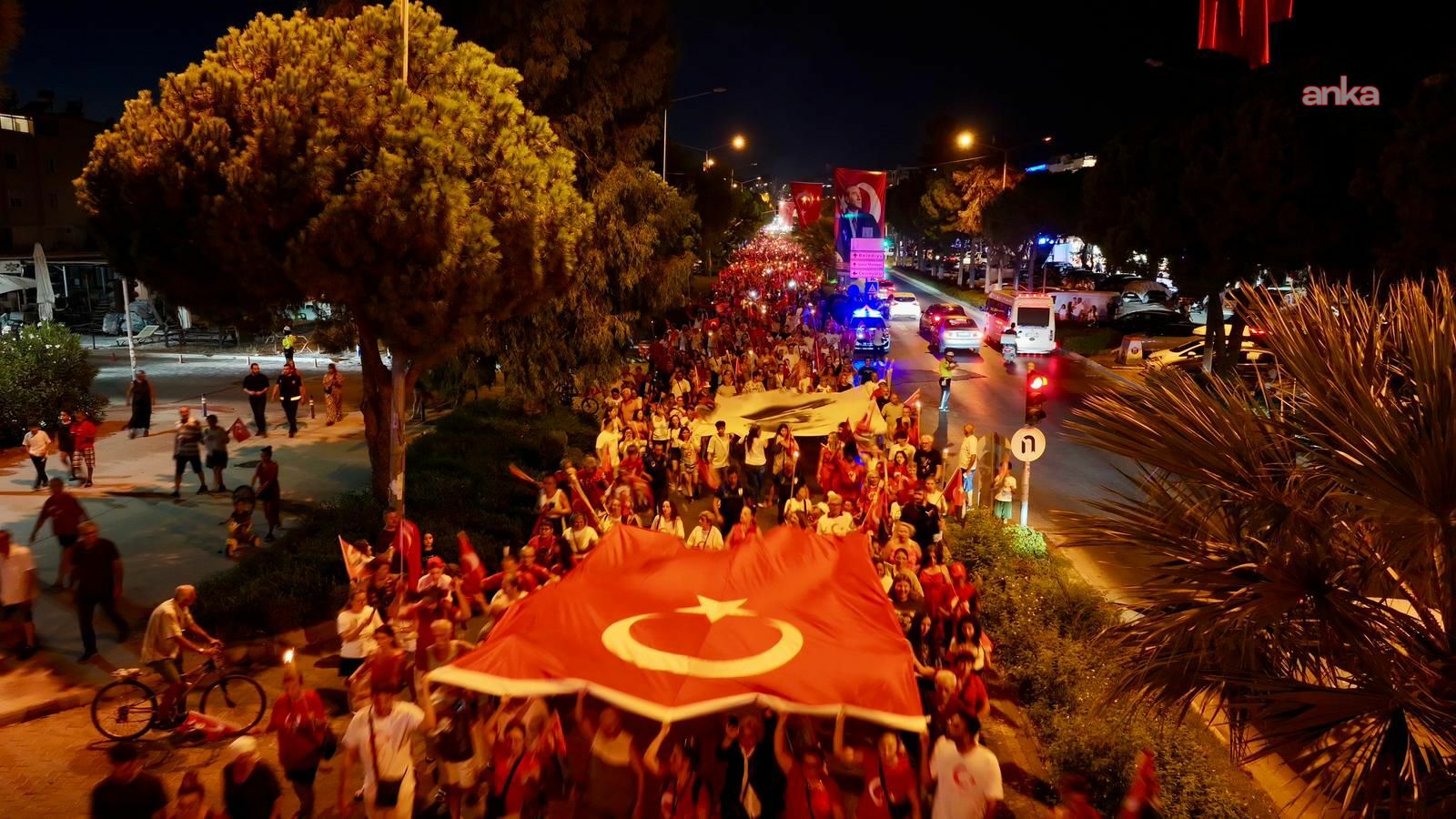 Didim’de 30 Ağustos, fener alayı ve konserle kutlandı