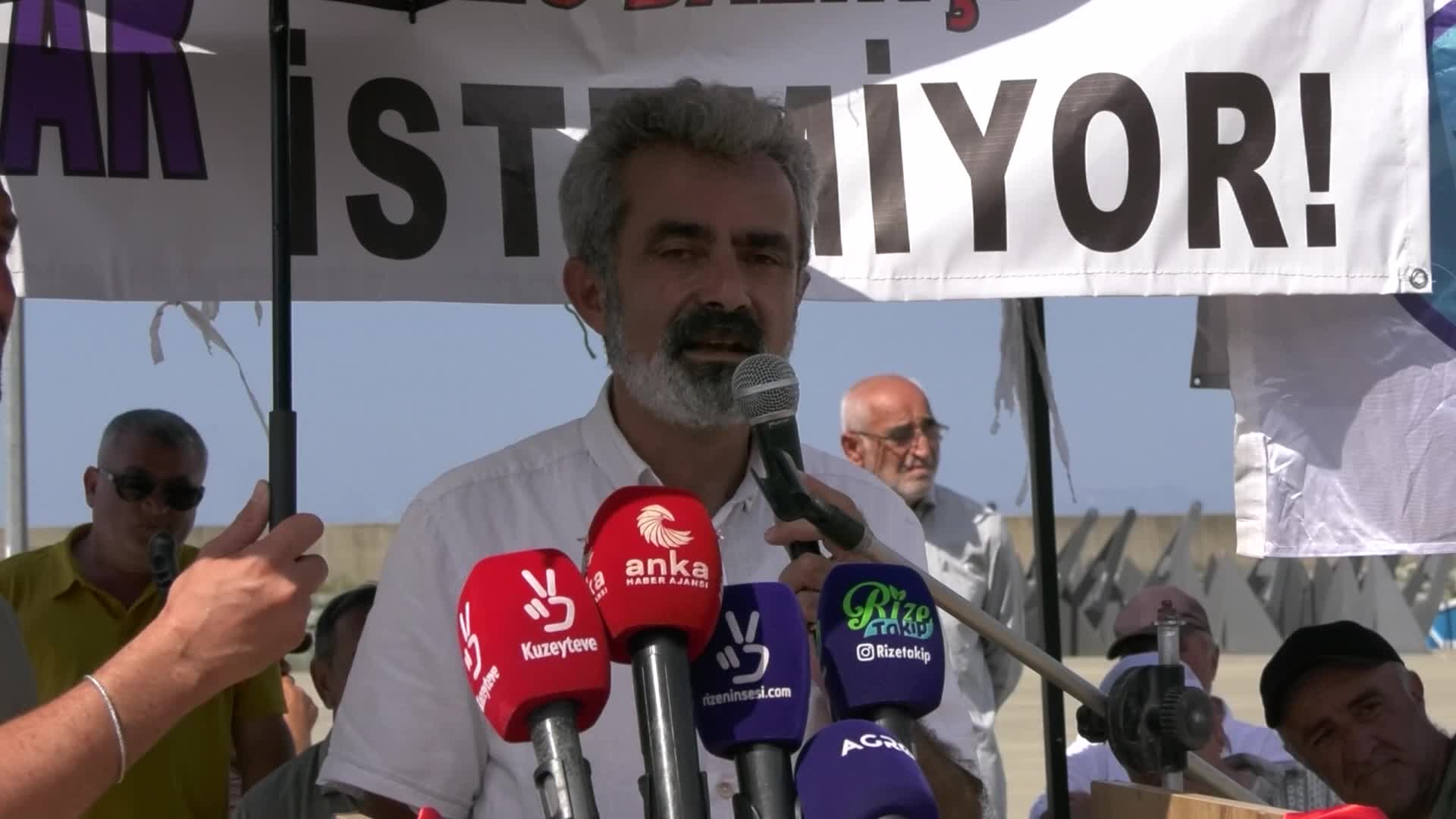 Rize Balıkçılar Köyü halkından kafes tipi balık çiftliklerine tepki: "Eğer kafes kurulursa, bu kalbimize bıçak saplamak gibi olur. Kurdurmayacağız"