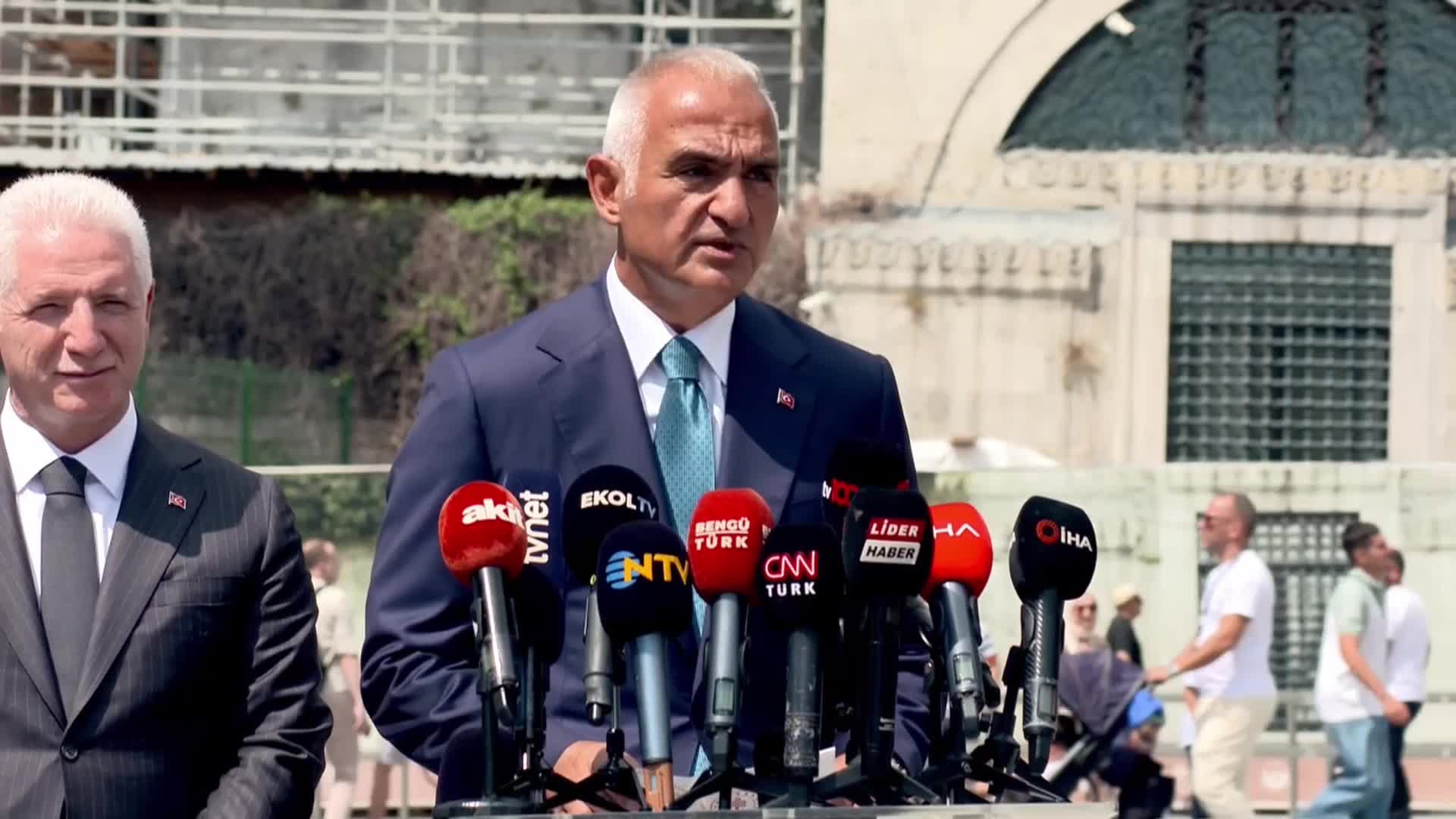 Kültür ve Turizm Bakanı Mehmet Nuri Ersoy, Ayasofya'daki güçlendirme çalışmalarını anlattı: “Yapay zekâ destekli güvenlik sistemi kuruldu, kubbe güçlendirme çalışmaları başlıyor”