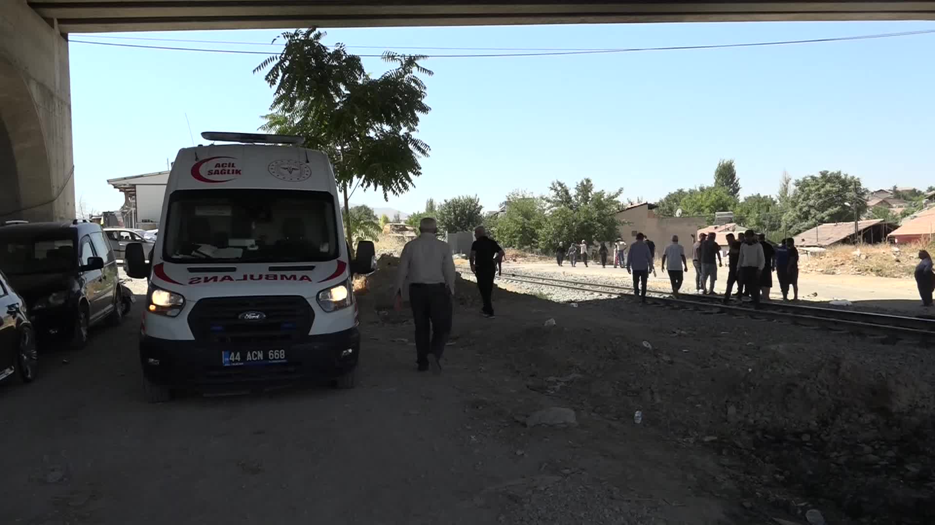 Malatya'da yük treninin çarptığı yaya ağır yaralandı