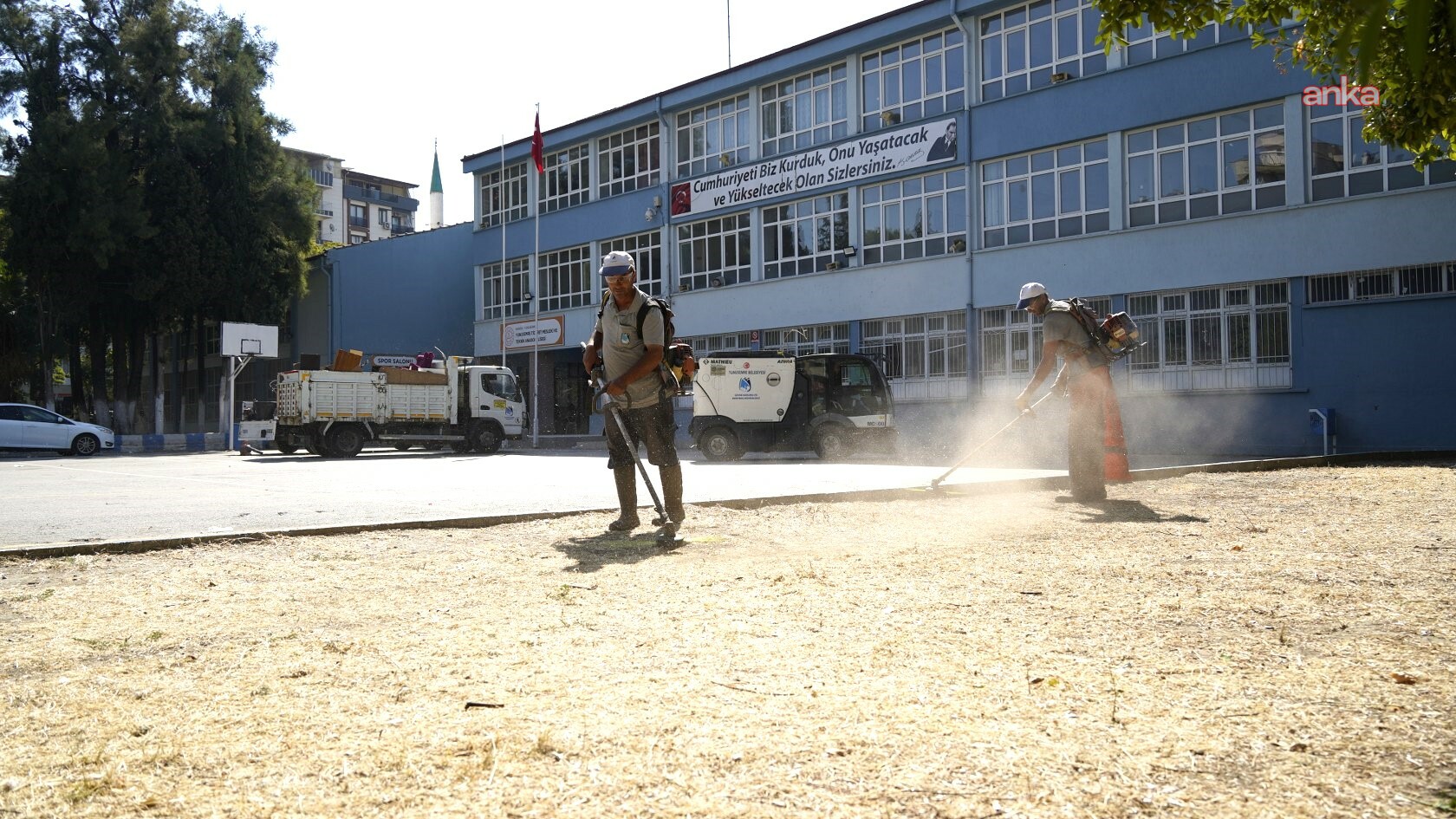 Yunusemre Belediyesi’nden okullarda çevre temizliği ve bahçe bakımı
