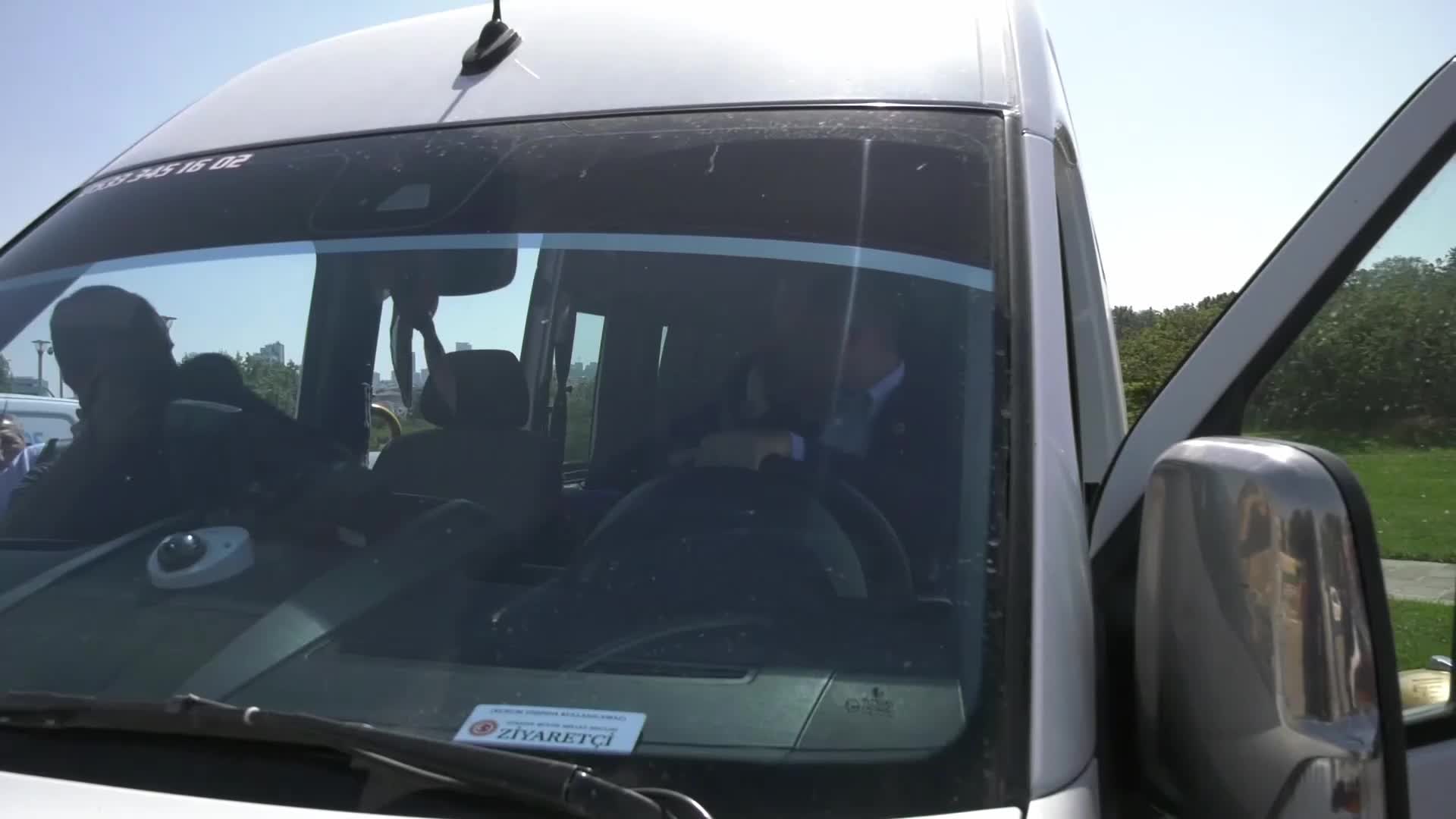 CHP'li Umut Akdoğan, kendi kullandığı okul servisiyle gittiği benzinlikte akaryakıt fiyatlarına tepki gösterdi: "Kamu düzeni herkesi sömürüyor"