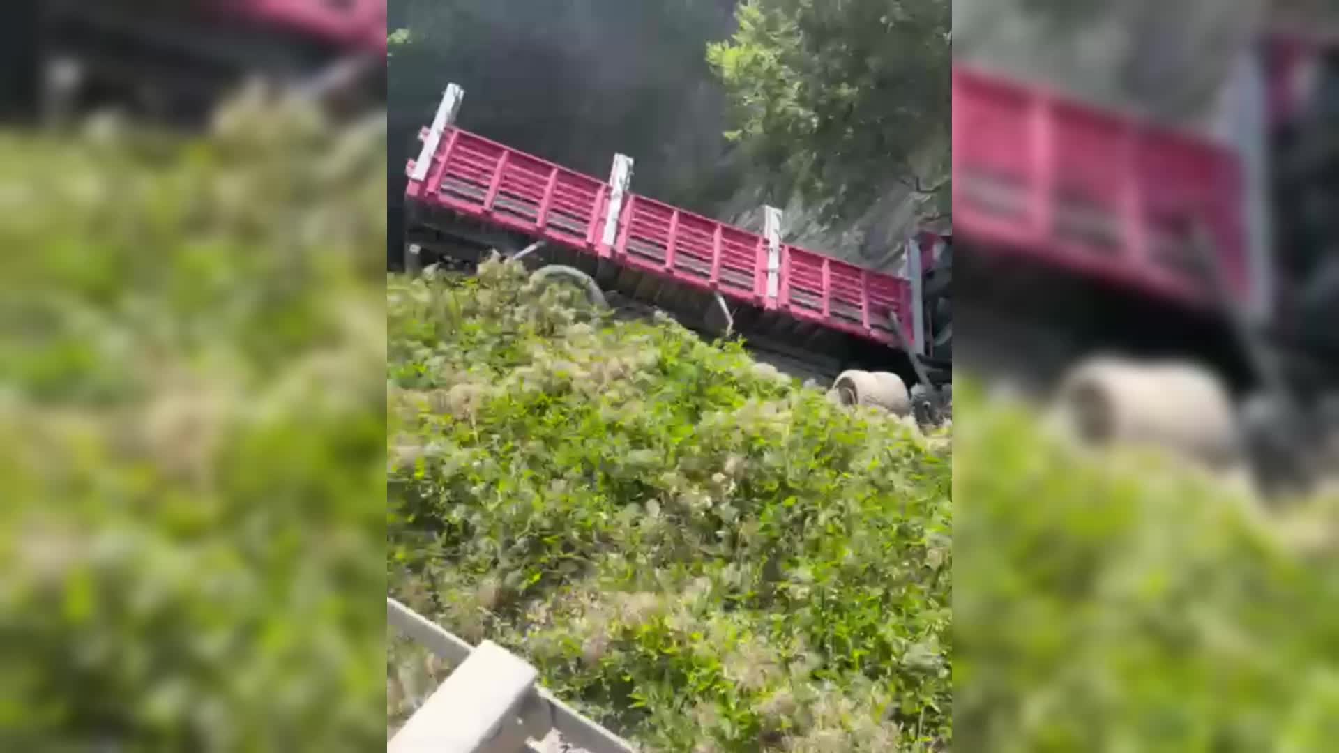 Sinop-Boyabat yolunda şarampole devrilen kamyonun sürücüsü hayatını kaybetti