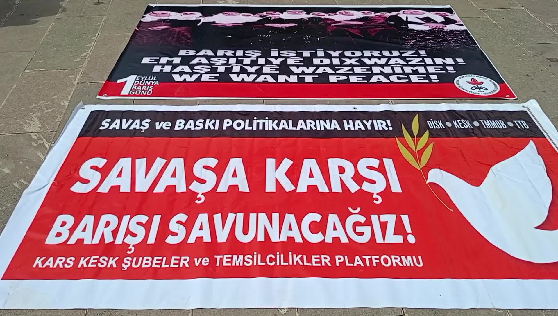 Kars'ta 1 Eylül Dünya Barış Günü'nde barış zinciri oluşturuldu