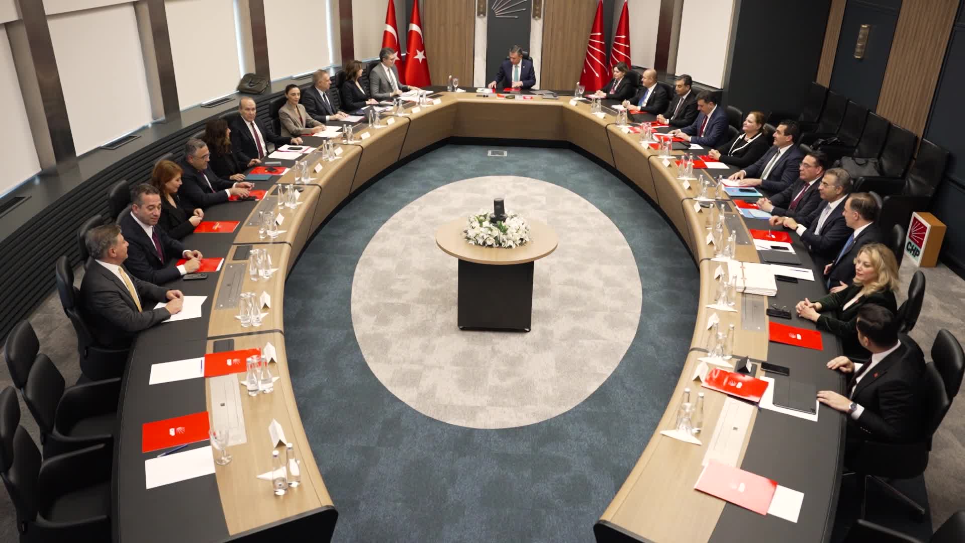CHP MYK, Özgür Özel başkanlığında toplandı