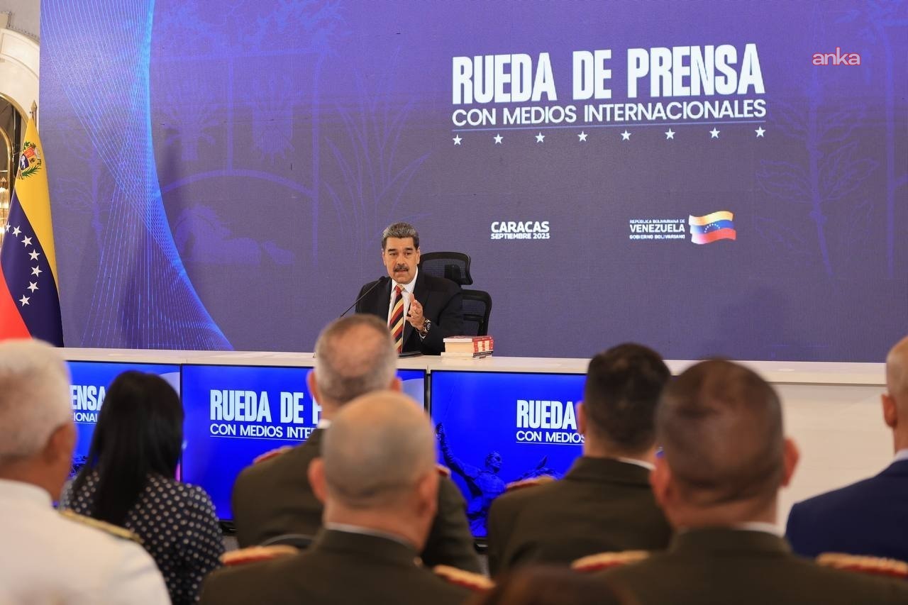 Maduro dünyaya seslendi: Bin 200 füze taşıyan sekiz ABD savaş gemisi Venezuela'yı hedef almış durumda. Bu kanlı bir tehdit