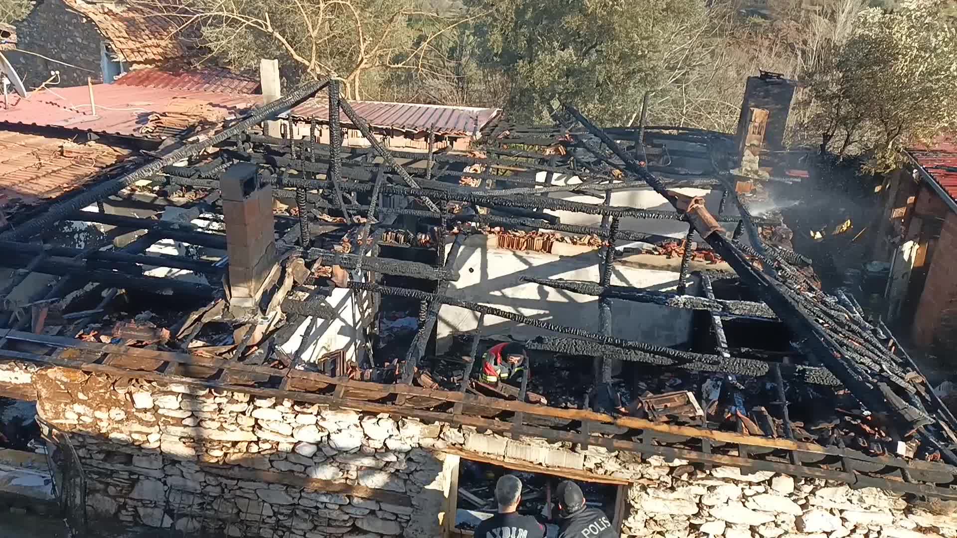 Aydın Karacasu'da evi yanan aile yardım bekliyor: "16 yıllık birikimimizin tamamı gitti"