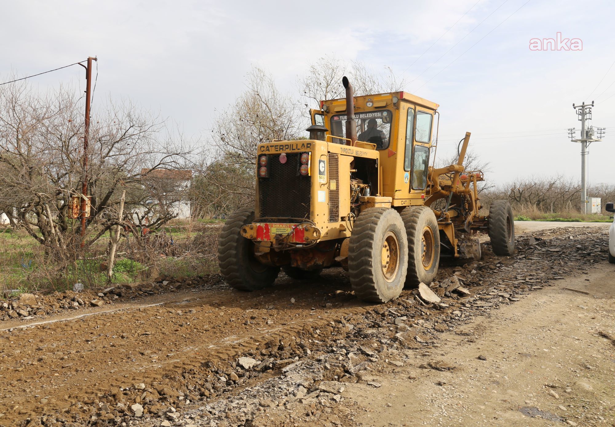 TURGUTLU BELEDİYESİ, ARAZİ YOLLARINDA ASFALT HAZIRLIK ÇALIŞMASINA BAŞLADI