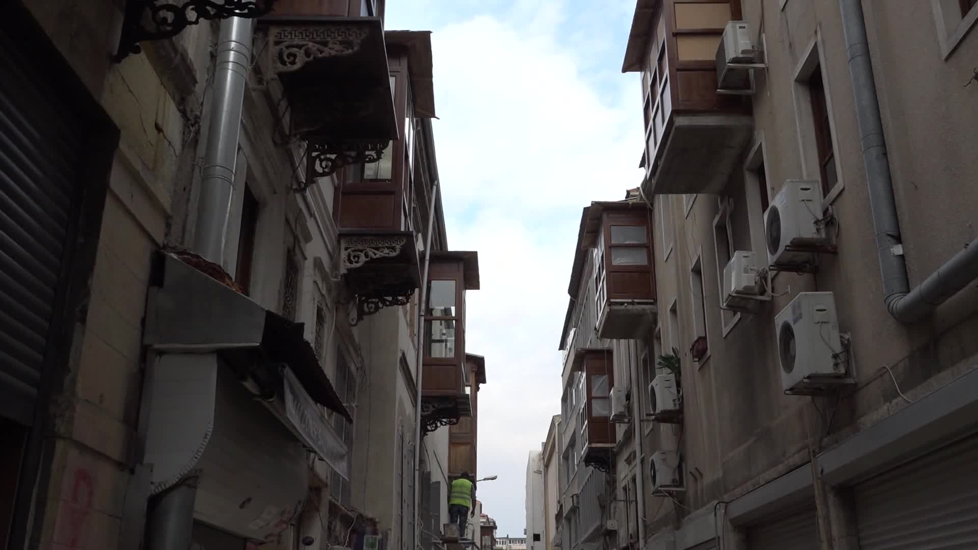 İZMİR BÜYÜKŞEHİR,'DEN TARİHİ KEMERALTI ÇARŞISINDA YENİLEME ÇALIŞMASI