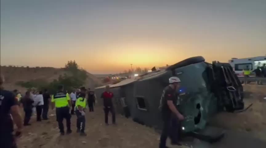 Şanlıurfa'da yolcu otobüsü devrildi: 3'ü ağır 27 yaralı