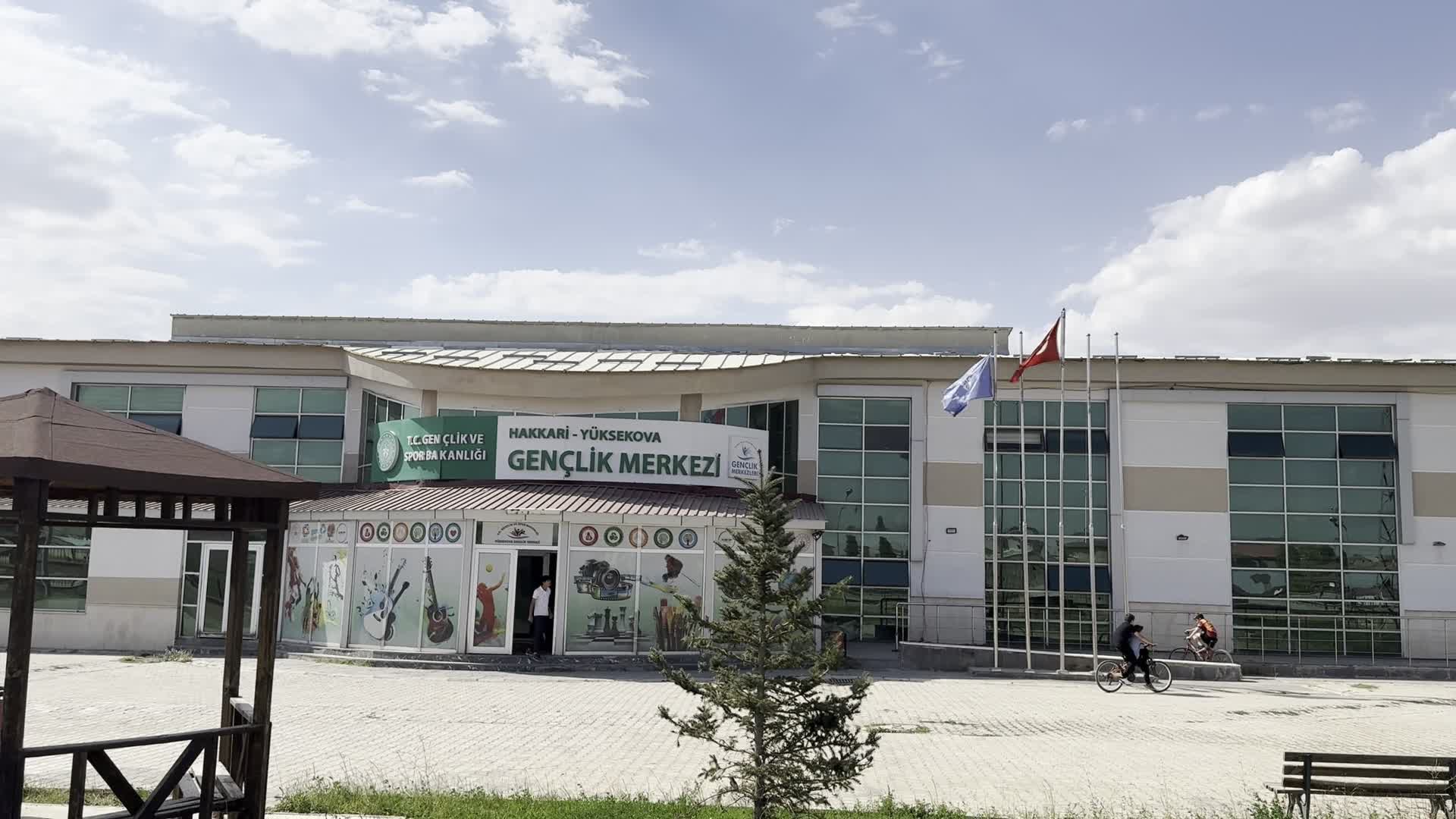 Yüksekova’da kurum müdürlerinden biri eşini, diğeri ise kardeşi ve iki yakını '‘cankurtaran'’ kadrosuyla işe aldı