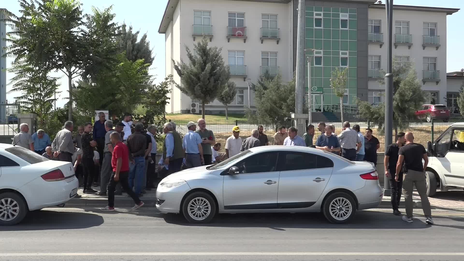 Derme Sulama Birliğine bağlı çiftçiler DSİ'yi protesto etti: "Su krizi ile çiftçilerimizin ölüm fermanı imzalanmış bulunmakta"