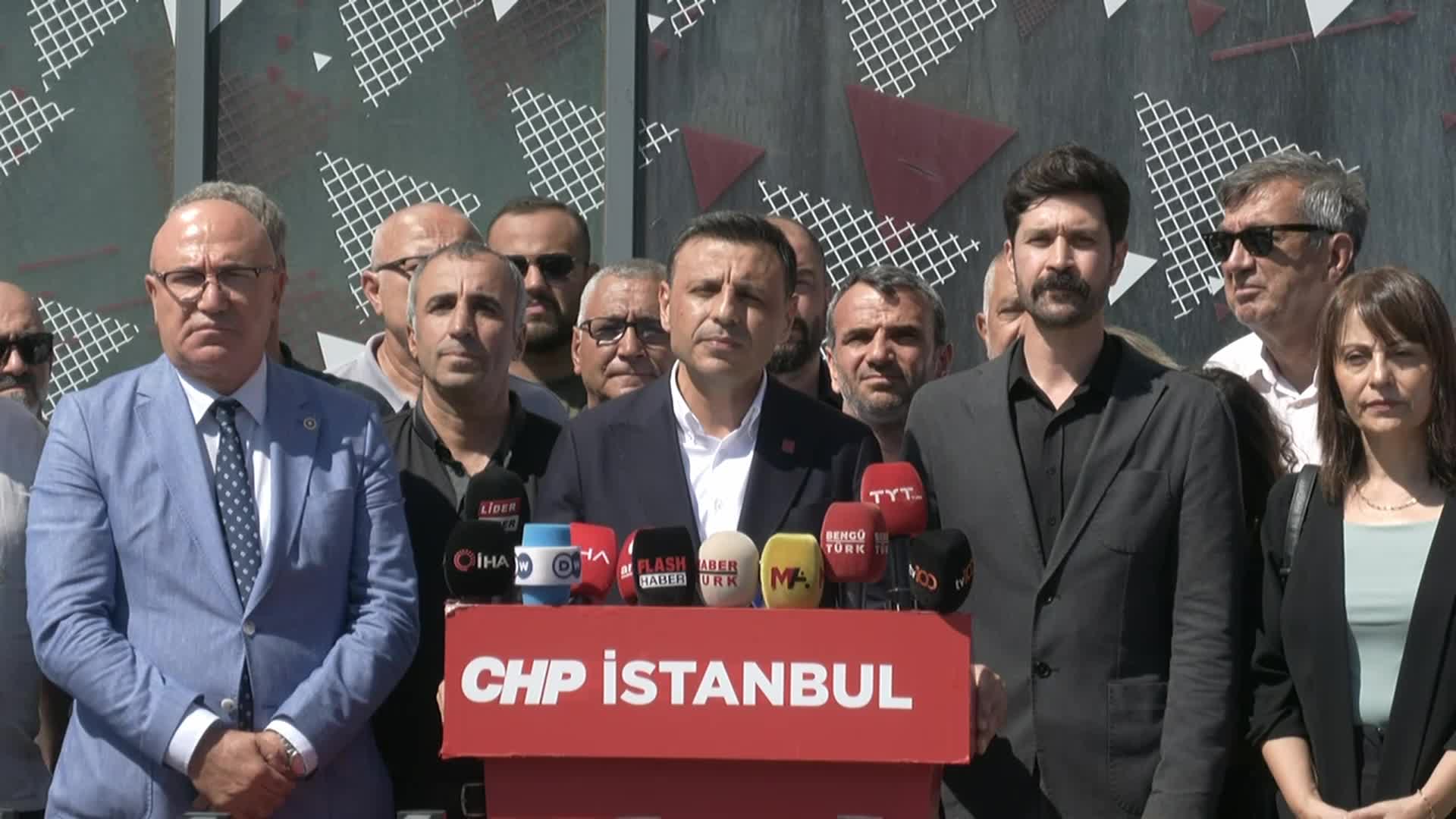 CHP İstanbul İl Başkanlığı’na dayanışma ziyaretleri: “Bu karar yalnızca CHP’ye değil, demokrasi mücadelesine yönelik bir darbedir”
