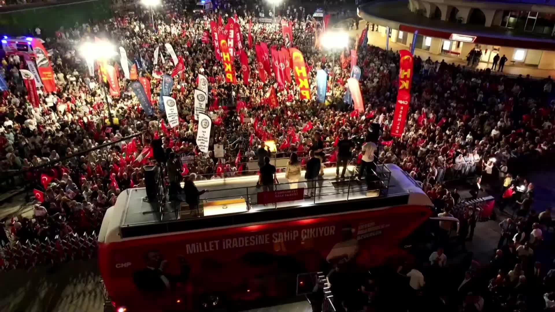 CHP'nin Zeytinburnu mitinginde İmamoğlu'nun mesajı okundu: Türkiye Cumhuriyeti'ni darbeler değil, demokrasi yönetecektir