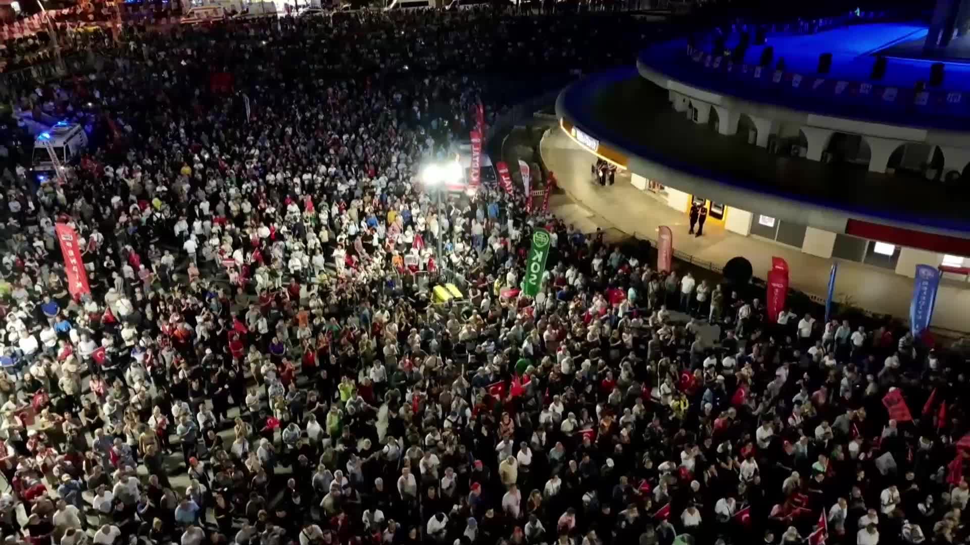 CHP'nin Zeytinburnu mitingi... Özgür Özel: AK Parti'ye koltuk değneği olan muhalefet partisi olacağıma kabre gireyim daha iyi. Teslim olmak yok