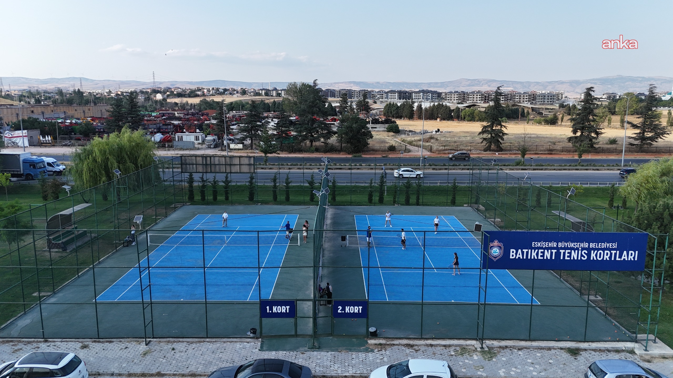 Eskişehir Batıkent’teki açık tenis kortlarının serbest kullanım süresi uzatıldı