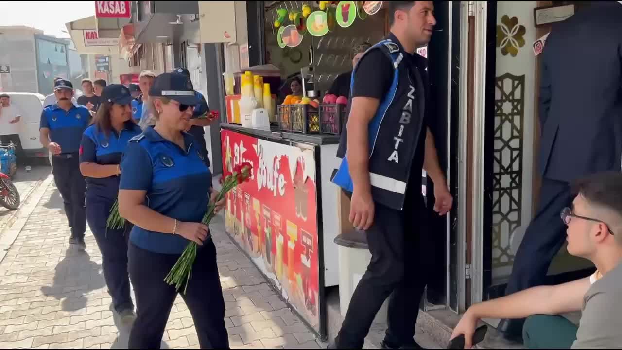 Adıyaman Belediyesi Zabıta Müdürlüğü esnafa karanfil dağıttı