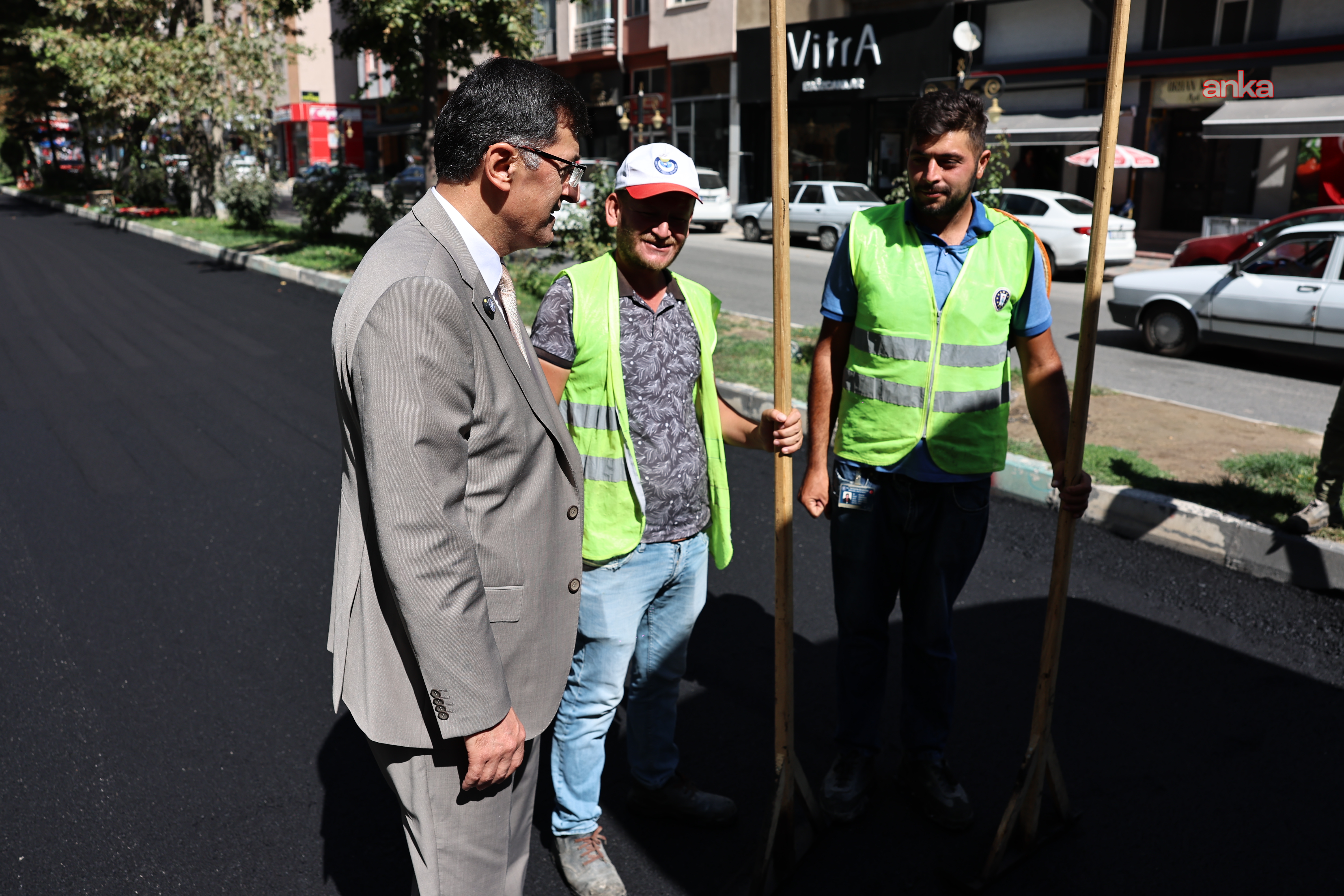 Kütahya Belediye Başkanı Kahveci, Menderes Caddesi’ndeki asfalt çalışmalarını inceledi