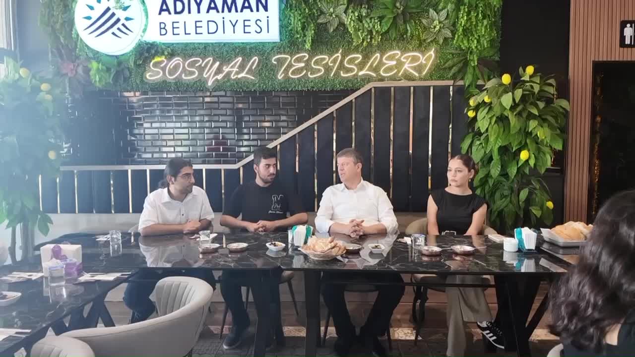 Adıyaman Belediye Başkanı Tutdere, üniversite sınavına AKEM'de hazırlanan gençlerle buluştu