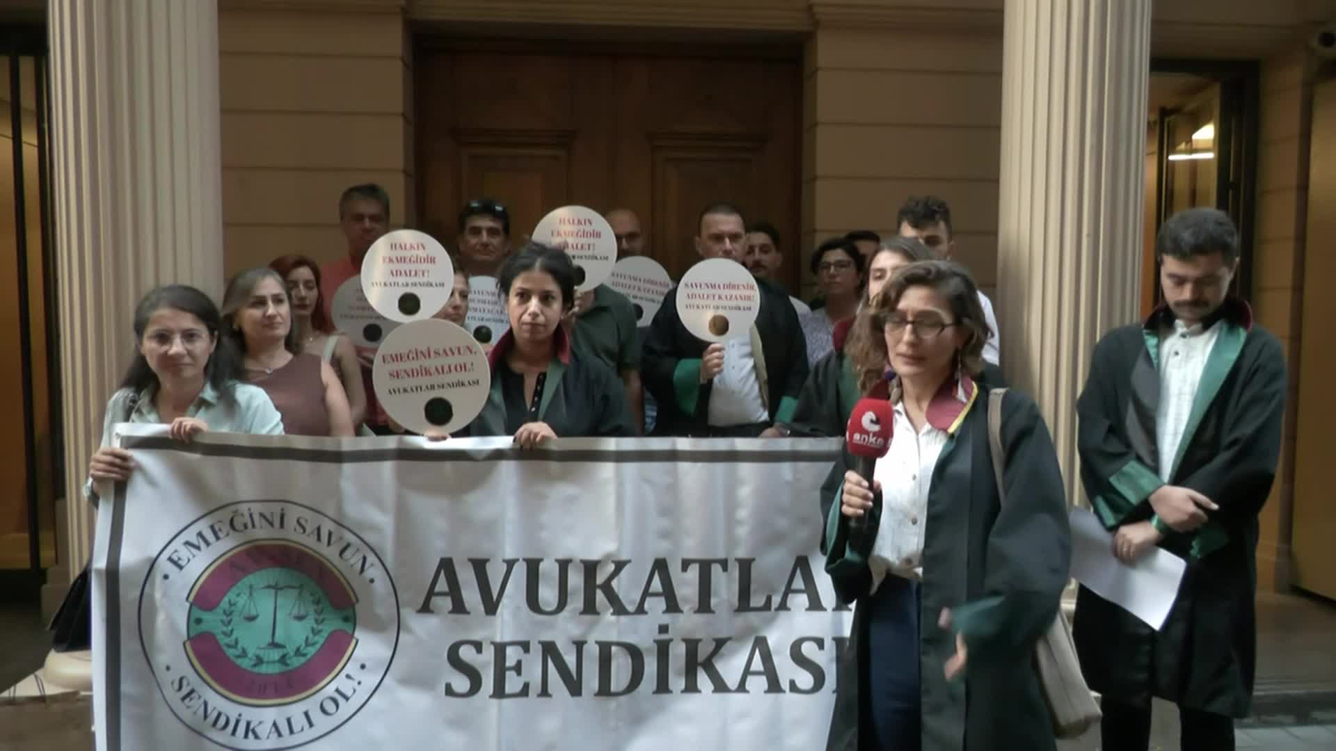 Avukatlar Sendikası’ndan İstanbul Barosu önünde açıklama: Yurttaşların adalete erişim hakkı gasp ediliyor