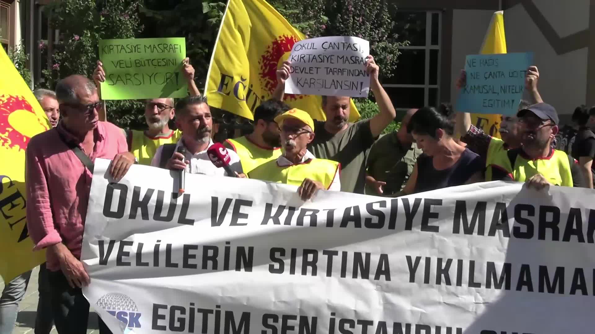 Eğitimciler, İl Milli Eğitim Müdürlüğü önünden seslendi: Okullardaki harcamaların velilerin sırtına yüklenmesinden vazgeçilmeli