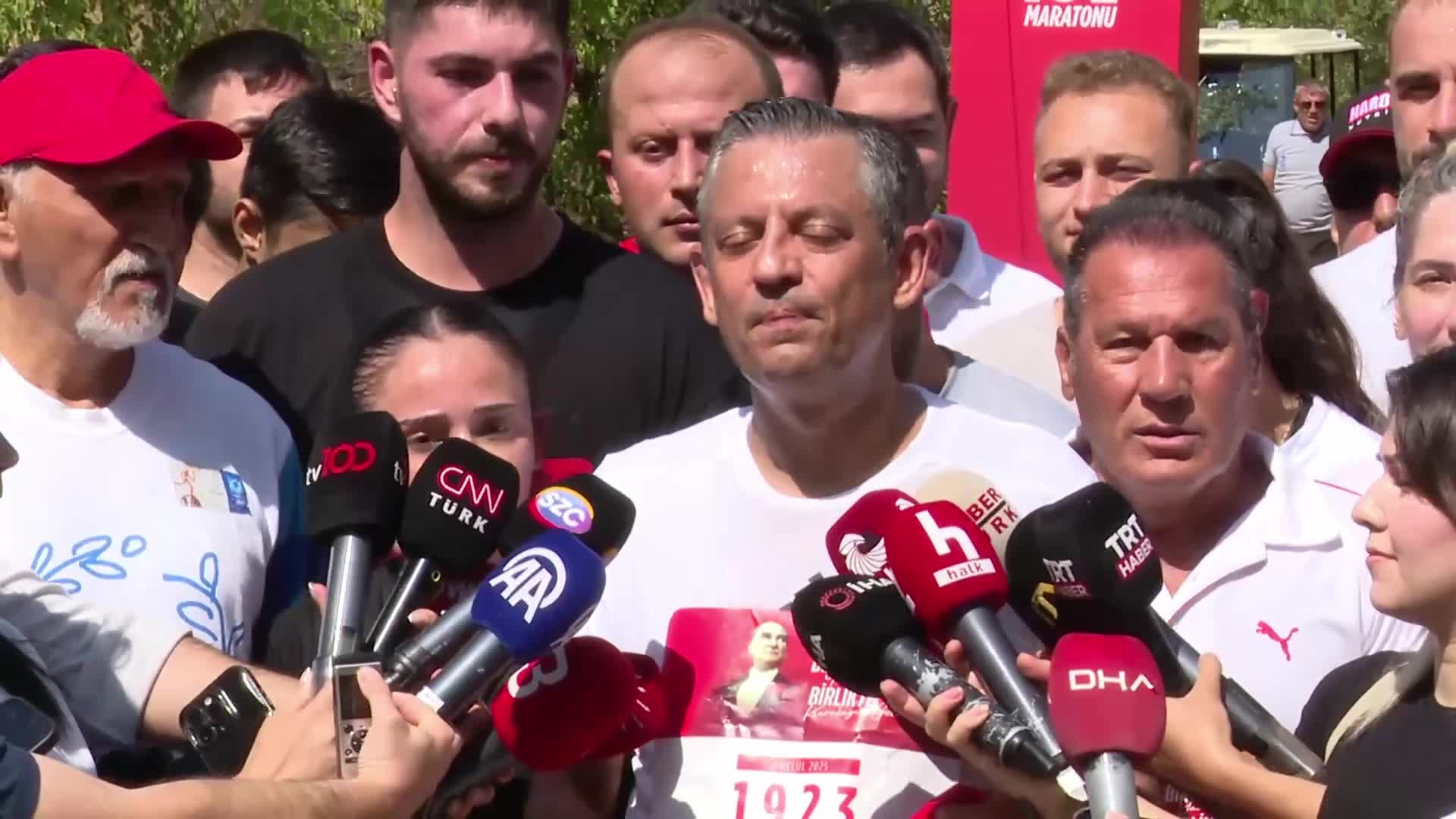 Özgür Özel, CHP 102. Yıl Koşusu'na katıldı: "Koşunun sonunda hepimizin ödülü, İmamoğlu'na özgürlük isteyen tişörtler"