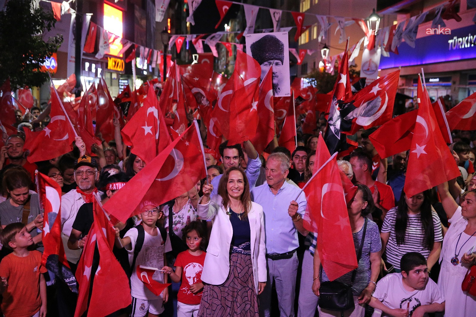 İzmir’in kurtuluşunun 103. yılında Yılmaz Özdil ve Korcan Karar Karşıyaka’da