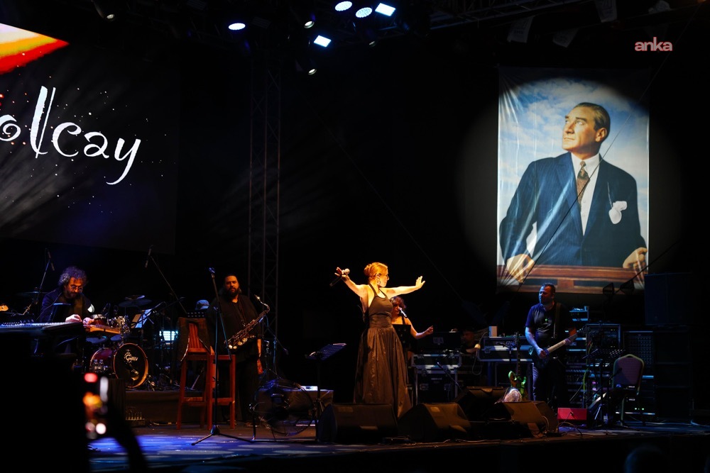 Çeşme Festivali’nin ilk gününde Zuhal Olcay coşkusu